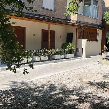 Pietro Guesthouse 3 Тирана Экстерьер фото