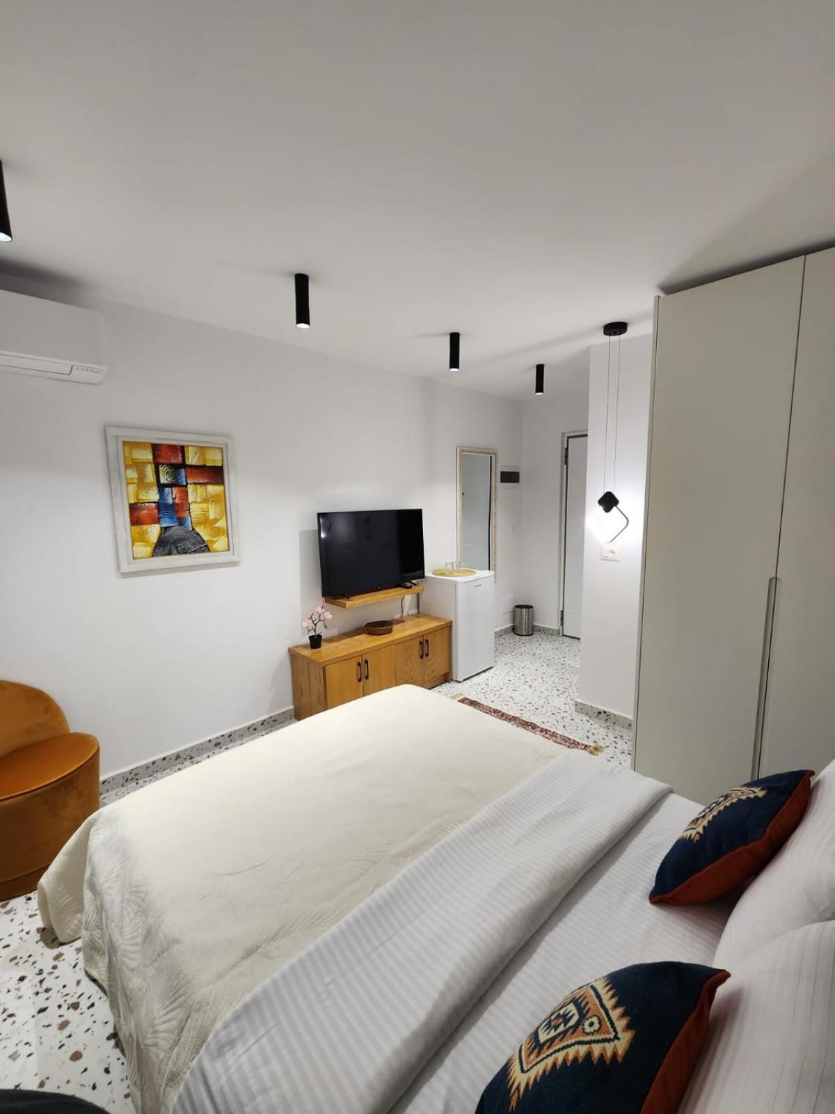 Pietro Guesthouse 3 Тирана Экстерьер фото